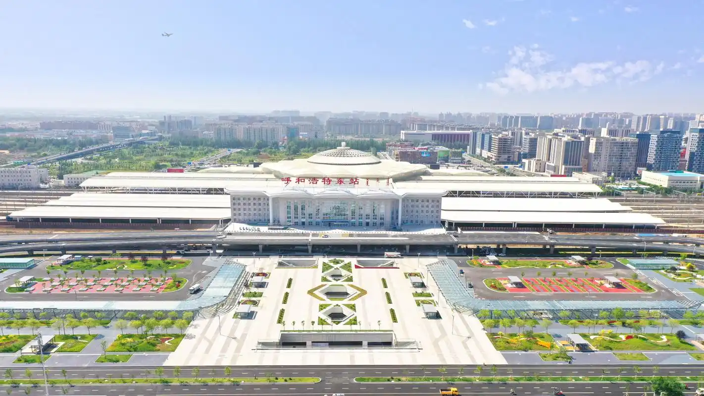 呼和浩特东站成内蒙古首座南北双站房,双广场,多通道的综合性立体交通