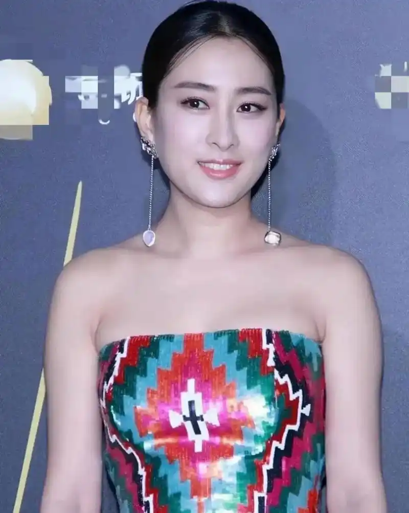 昔日的马苏参加某个活动,身穿一袭印花抹胸长裙,体态妩媚丰盈,轻松秀