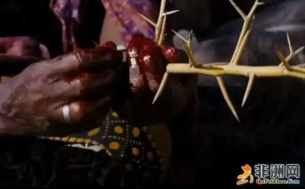 割礼由女孩的母亲及女性亲戚操刀,而且父亲必须站在门外象征性地守护