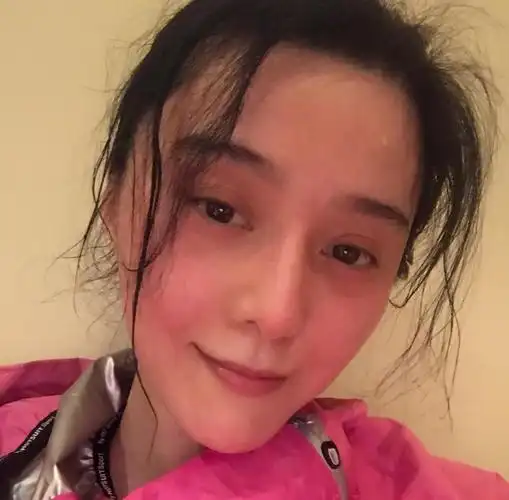 张馨予公开恋情后再晒香汗淋漓素颜照,下巴超怪异