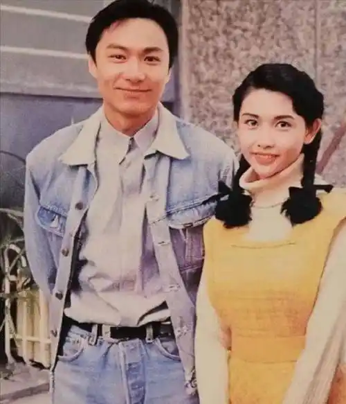 原创61岁港星林俊贤一件牛仔衫穿了32年网友这件衣服比我还大