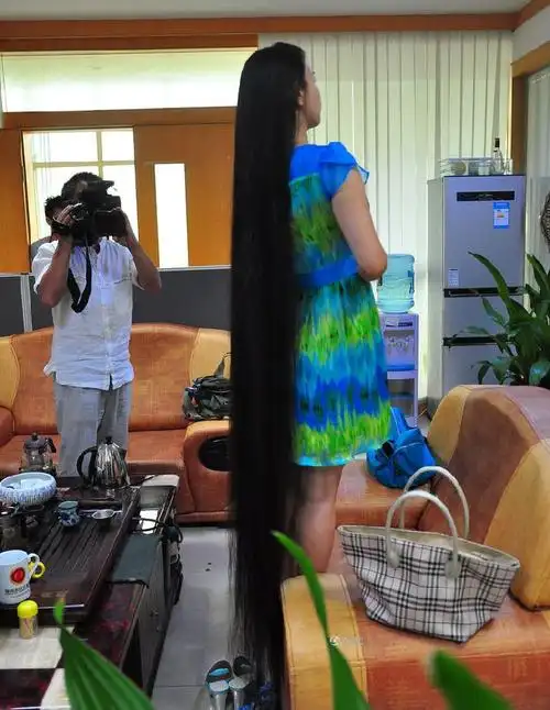 深圳女子15年留2米长头发 为公益寻卖主 - [中国长发网]