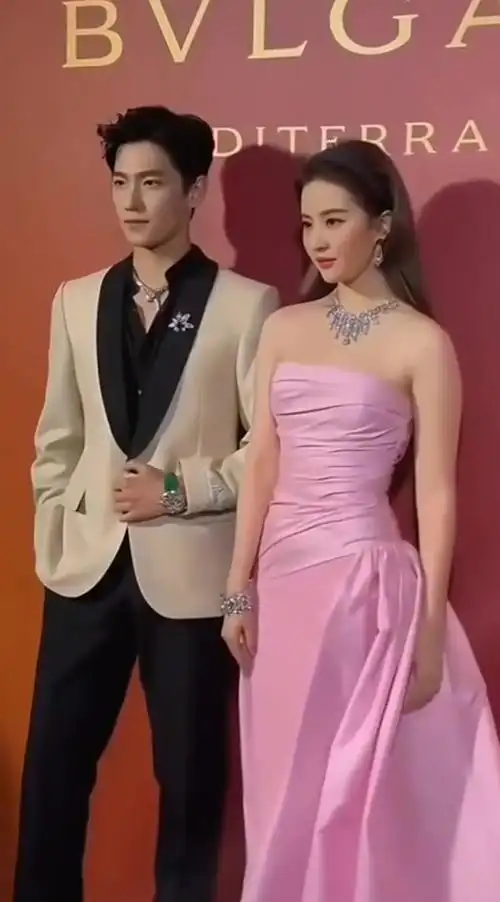 杨洋与刘亦菲同框,俊男靓女好养眼
