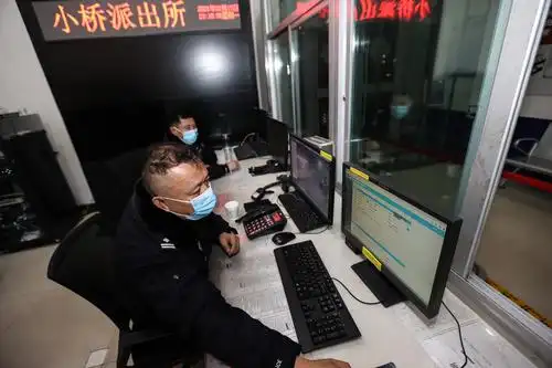 新华社照片,西宁,2021年2月16日深夜派出所的坚守2月15日,值班民警在