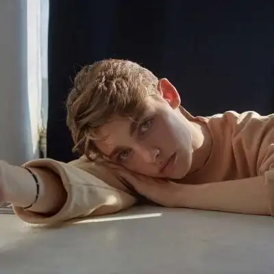 欧美男生头像阳光帅气只想做个童心未泯的男人