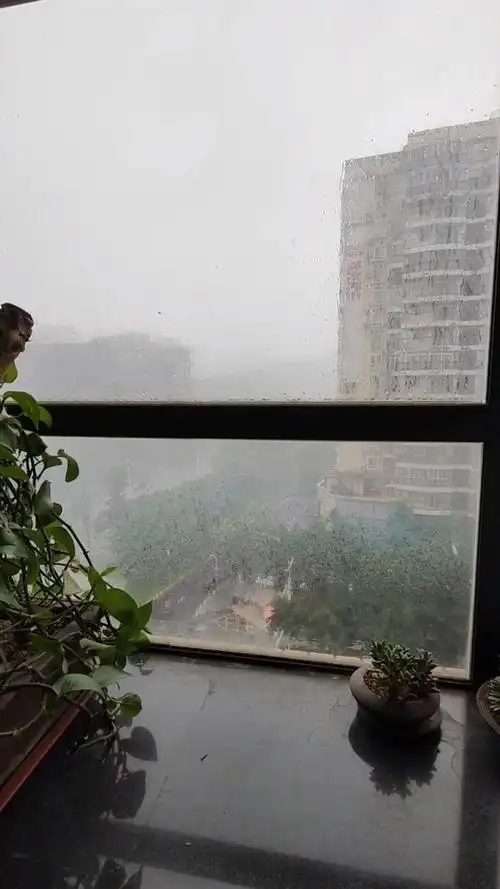 窗外的雨越下越大  ё