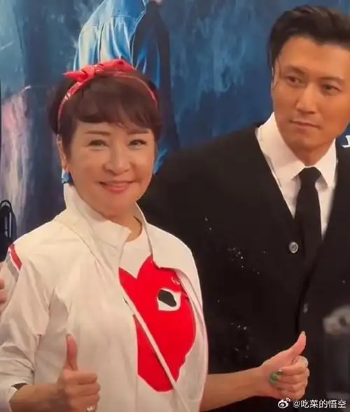 在谢霆锋新电影的宣传活动上,73岁的老母亲狄波拉为儿子站台,面容之