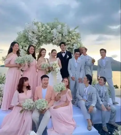 李珠衔和angelababy闺蜜大婚,现场众星云集,酒席风格引争议!