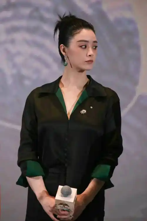 蒋欣减肥成功后又带火新穿搭卡其风衣齐刘海短发减龄洋气