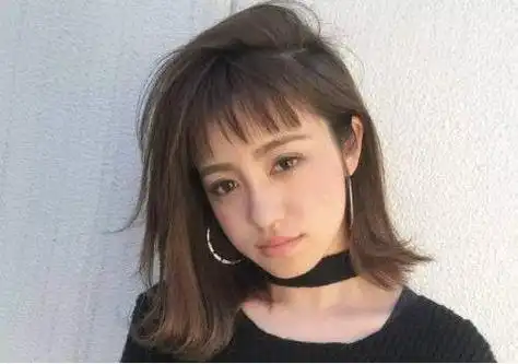 圆脸女生斜刘海齐肩发发型