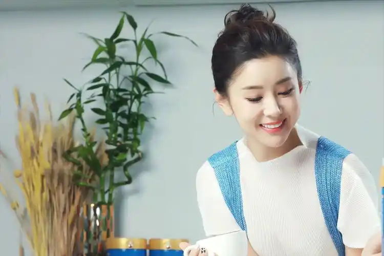 李小萌:虽然年近40,但看起来依旧是少女模样,出道20年不接吻戏