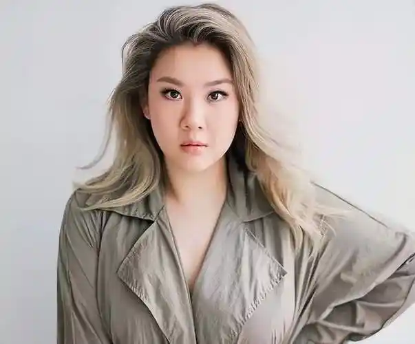 郑欣宜失踪5个月露面暴瘦后太像郑少秋身患抑郁症曾传出死讯