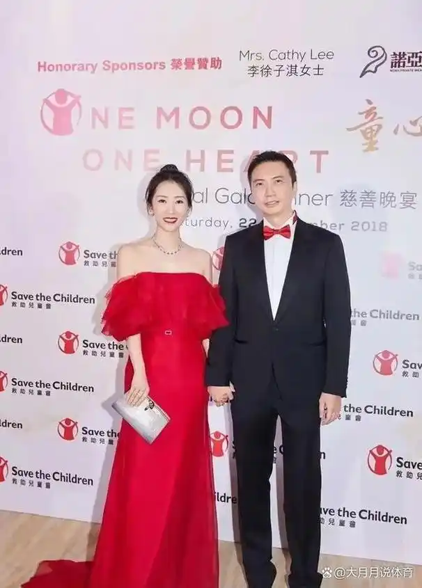 李念罕携51岁富豪老公出席聚会!她一袭露肩红裙明艳贵气