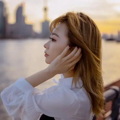 撩头发的美女头像