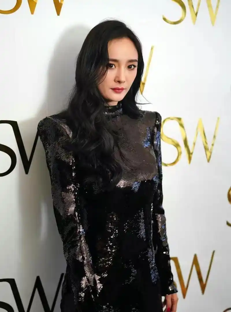 网友:杨幂黑色紧身裙 表情冷峻气质凌厉
