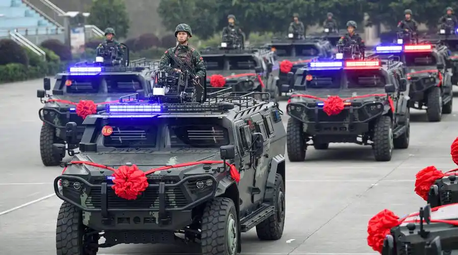 6月17日,武警重庆总队举行新型反恐突击车授装仪式.