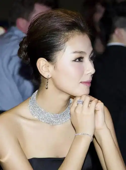 中国杰出的知名女演员刘涛,有着一双大眼睛,一口雪白的贝齿,那种令人