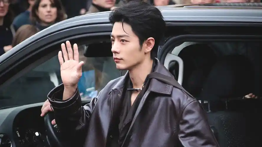 肖战米兰第二套看秀造型酷帅,穿低领口背心露健硕胸肌,与泰国女星mai