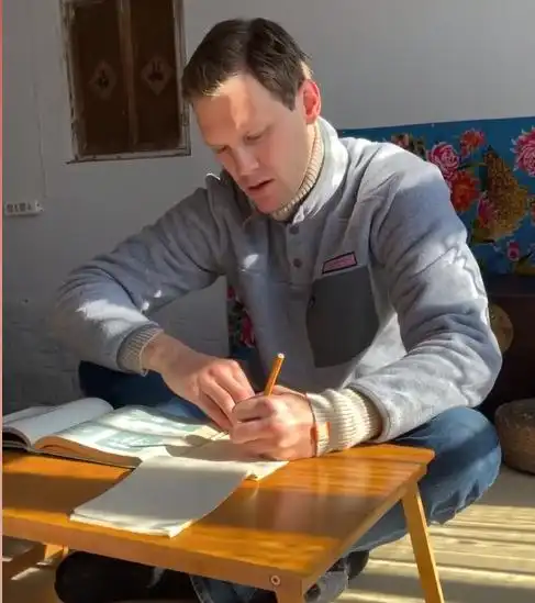 老外克里斯是位来自挪威的博主,于2018年来到中国留学.在来到中国