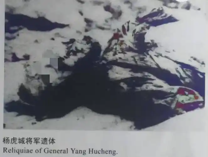 原创1949年杨虎城遗体挖掘的现场双手被反绑脸部被强酸腐蚀