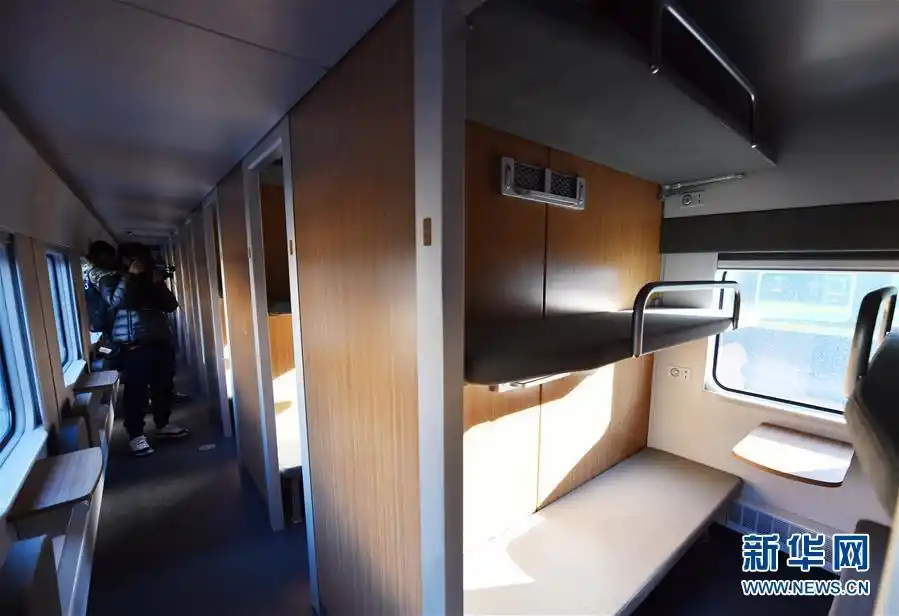 探访时速160公里动力集中动车组绿巨人