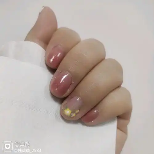 裸色方圆形夏天短指甲美甲图片