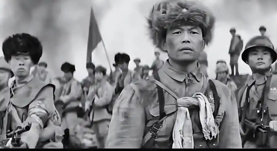 女孩救下新四军战士定下婚约多年后才知她等的人是战斗英雄