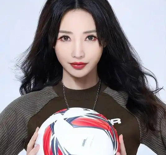 42岁柳岩恋情曝光!多次带男友回家感情好,男方肤色黝黑烟瘾大_成功_家