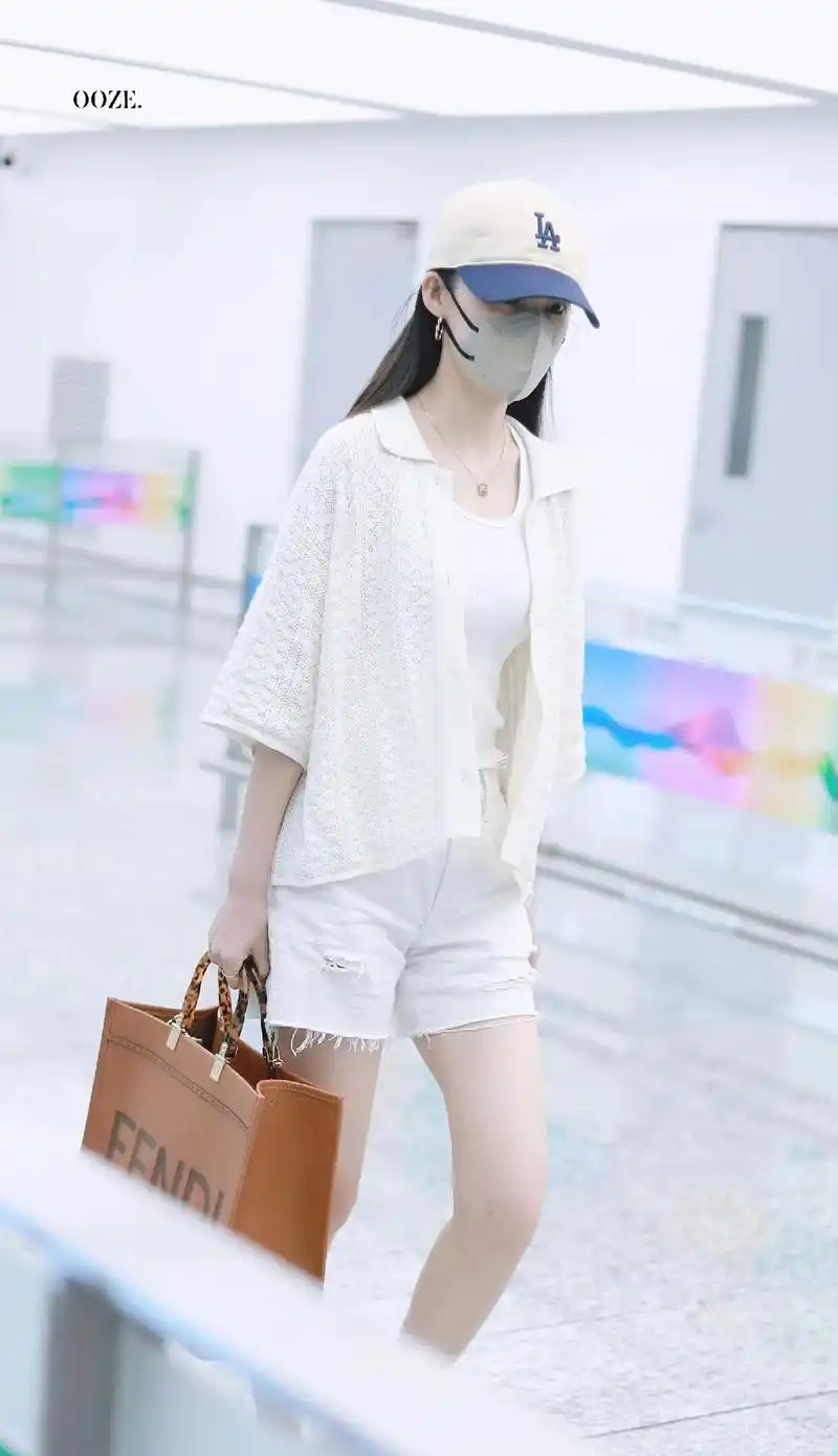 李沁 #路人视角  她不止是白月光,她是月亮93本身#机场 - 抖音