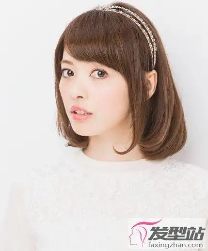 内扣波波头怎么打理发尾烫卷搭配发箍优雅迷人