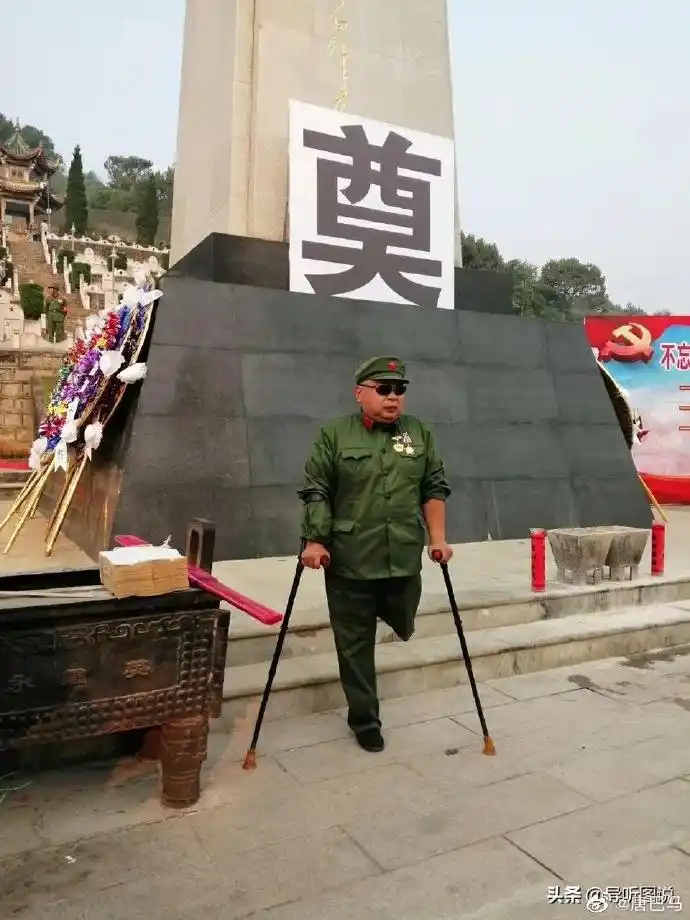 战斗英雄徐良在云南麻栗坡祭奠战. 来自唐巴马 - 微博