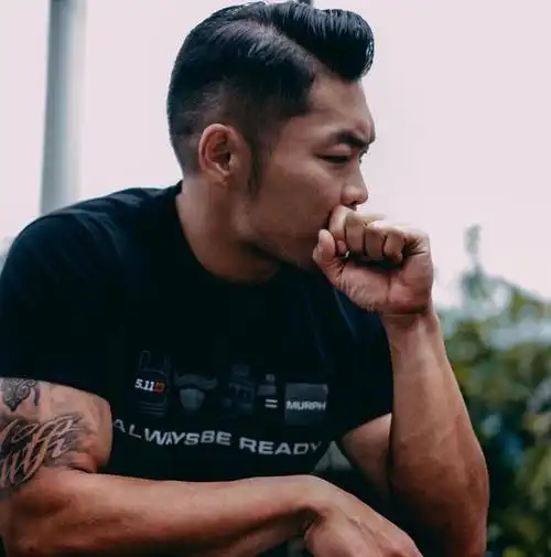 从之前的小胖墩到如今身材的转换,大家很好奇,这几年,李玖哲经历了