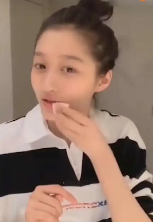 关晓彤在线公开卸妆,看清这素颜的样子后,网友:难怪鹿晗喜欢!