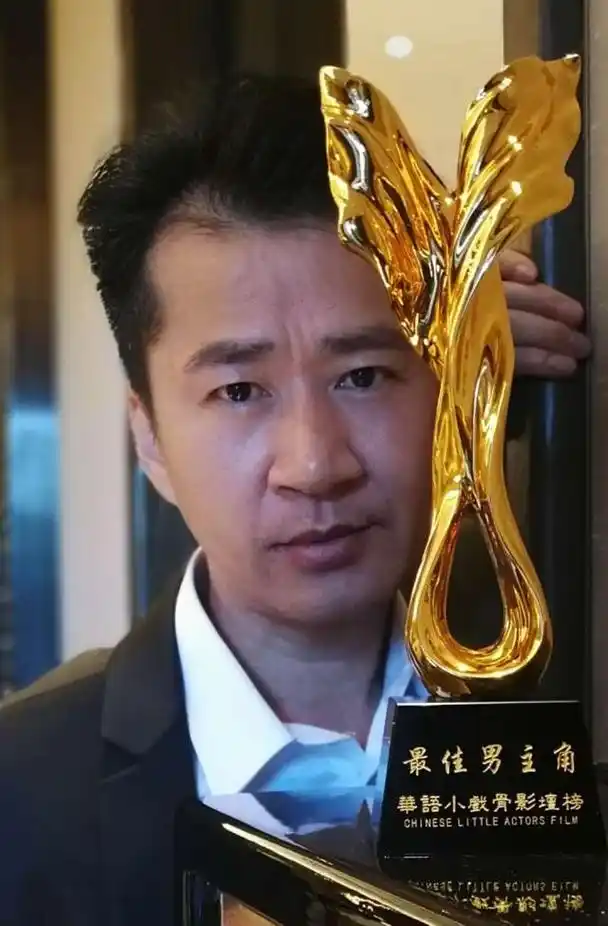 曾经是知名演员,如今在马路边上直播卖水果,他为何落到这种地步