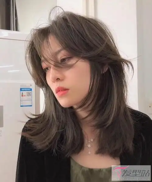 女生锁骨发发型火出圈 不挑人减龄又修颜