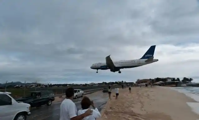 全球最短小的机场建于悬崖上跑道仅400米游客却冒险来体验