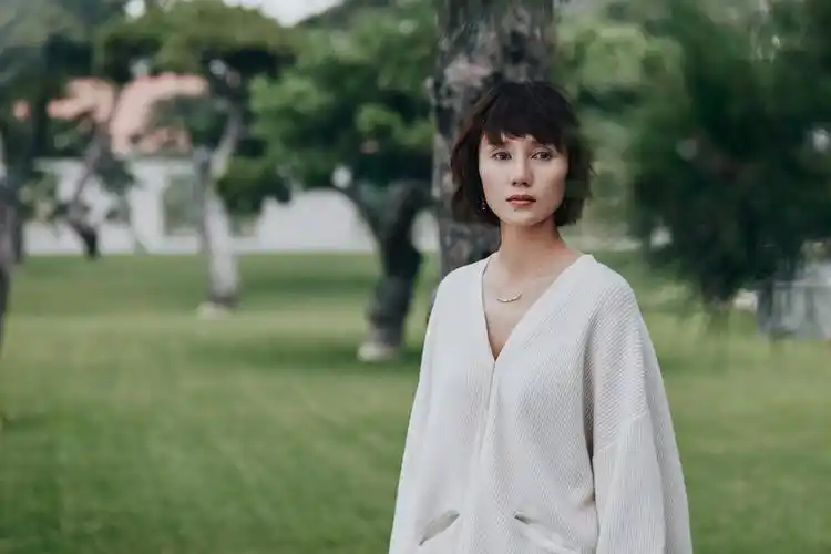 演员袁泉佩戴circle珠宝拍摄nowness大片