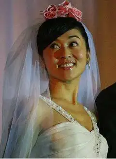 邴敏,原山东鲁能泰山队足球运动员宿茂臻的妻子,在新加坡某集团驻青岛