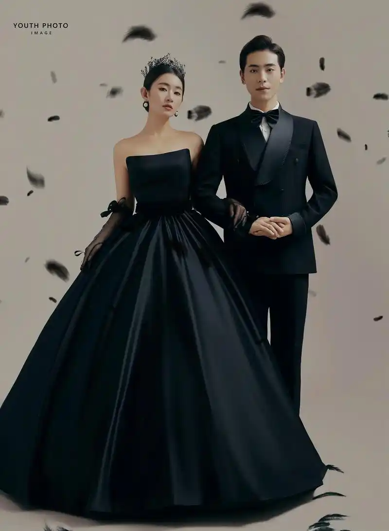 谁说婚纱照就得甜美端庄酷帅洒脱的黑色婚纱照简直a爆啦~#黑 - 抖音