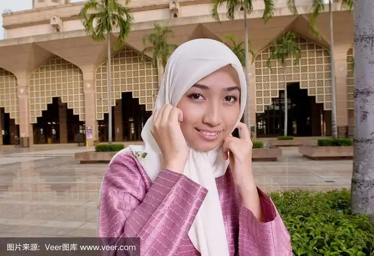 一张穆斯林马来人女士的照片