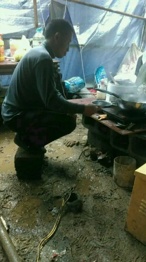 农民工晒自拍:一天汗水论斤算