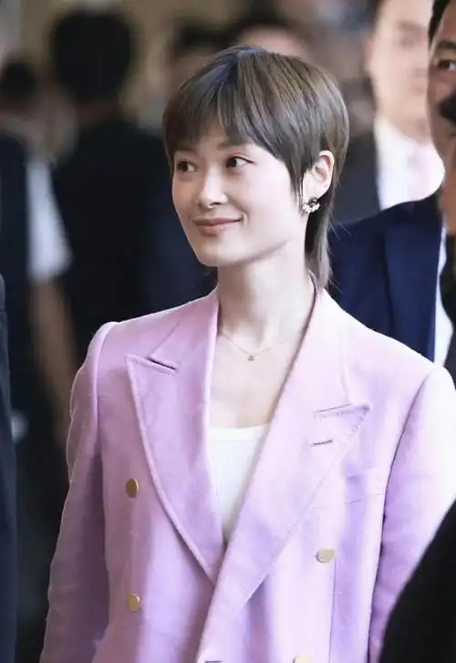 李宇春罕见翻车,穿"起球"西装满身褶皱,穿成堆堆裤太不舒展|短发|唱片