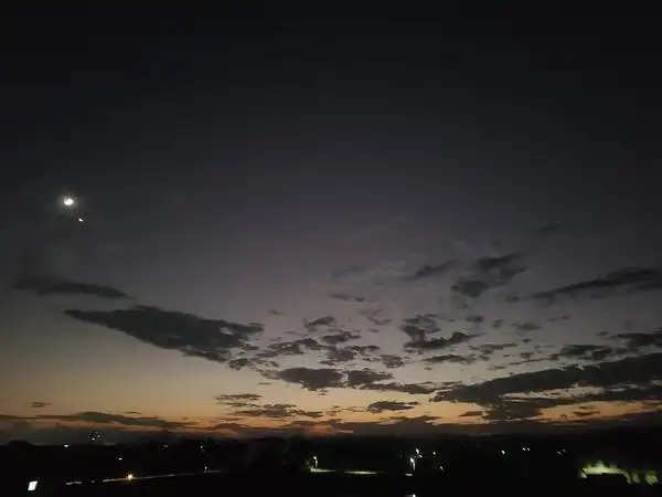 夜晚的天空好美,今晚的月亮格外耀眼,旁边还有一颗布灵布灵的星星