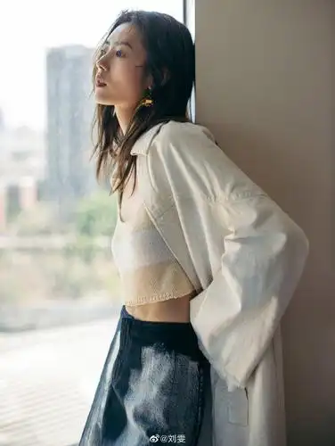 超模管理!刘雯穿露脐吊带装腹肌吸睛