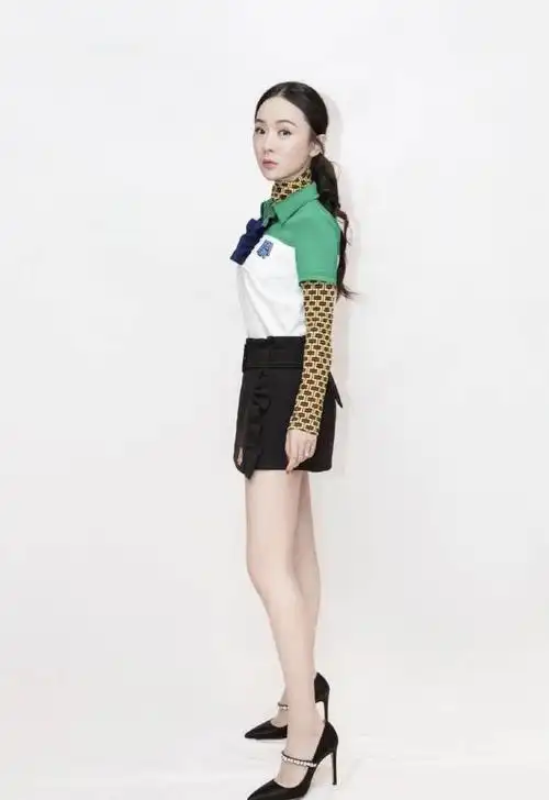 霍思燕在运动短袖里面套板砖清纯可人美如软萌学妹