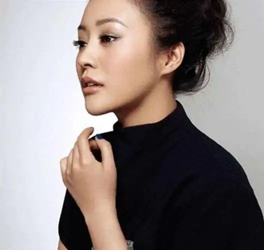 看了郝蕾年轻时的照片,才明白为啥富商愿为她支付几百万违约金!