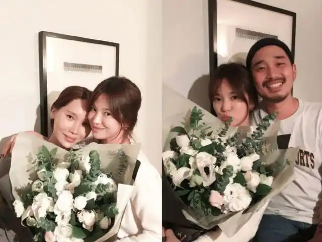 宋慧乔和刘亚仁合影时,两人都低着头,笑得很开心.