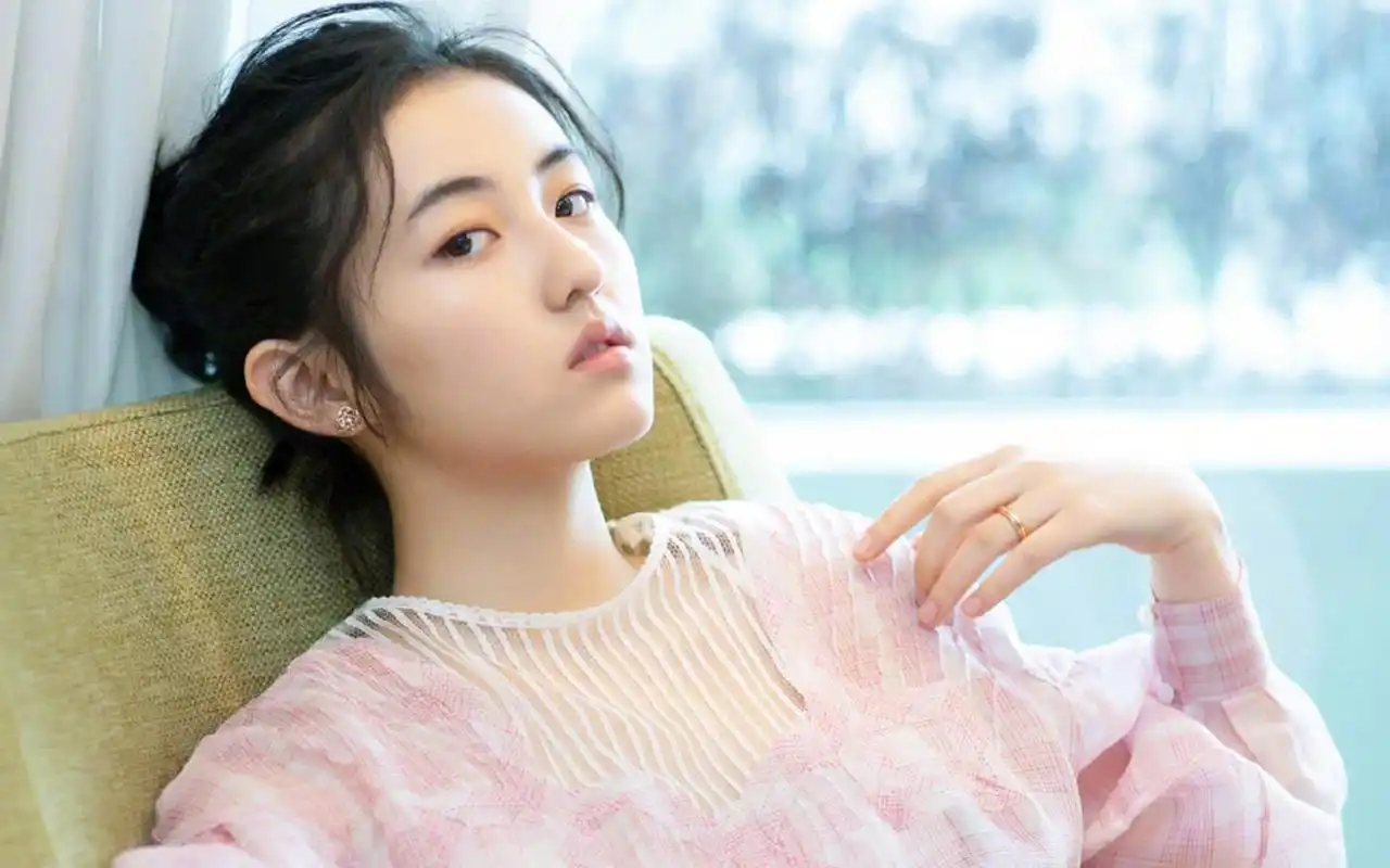 张子枫粉嫩甜美高清桌面壁纸