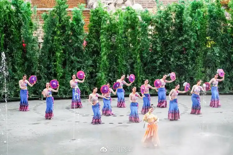 大型实景演出《丽江恋歌》是白天室外演出