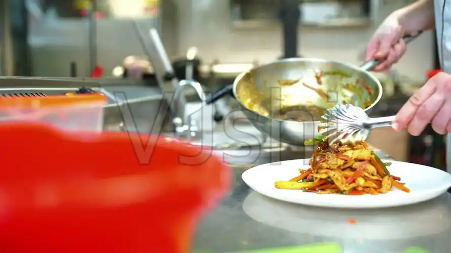 厨师正将制作好的食物装盘